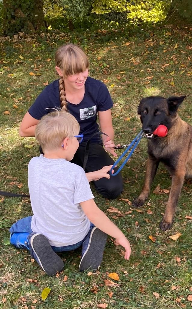 Therapiehund mit Kind
